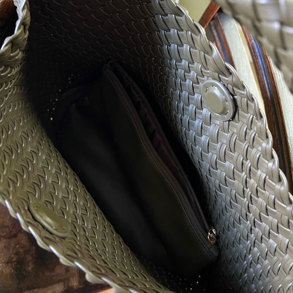 Stylish vegan woven shoulder bag -olive green REDUCED! - Picture 12 of 12